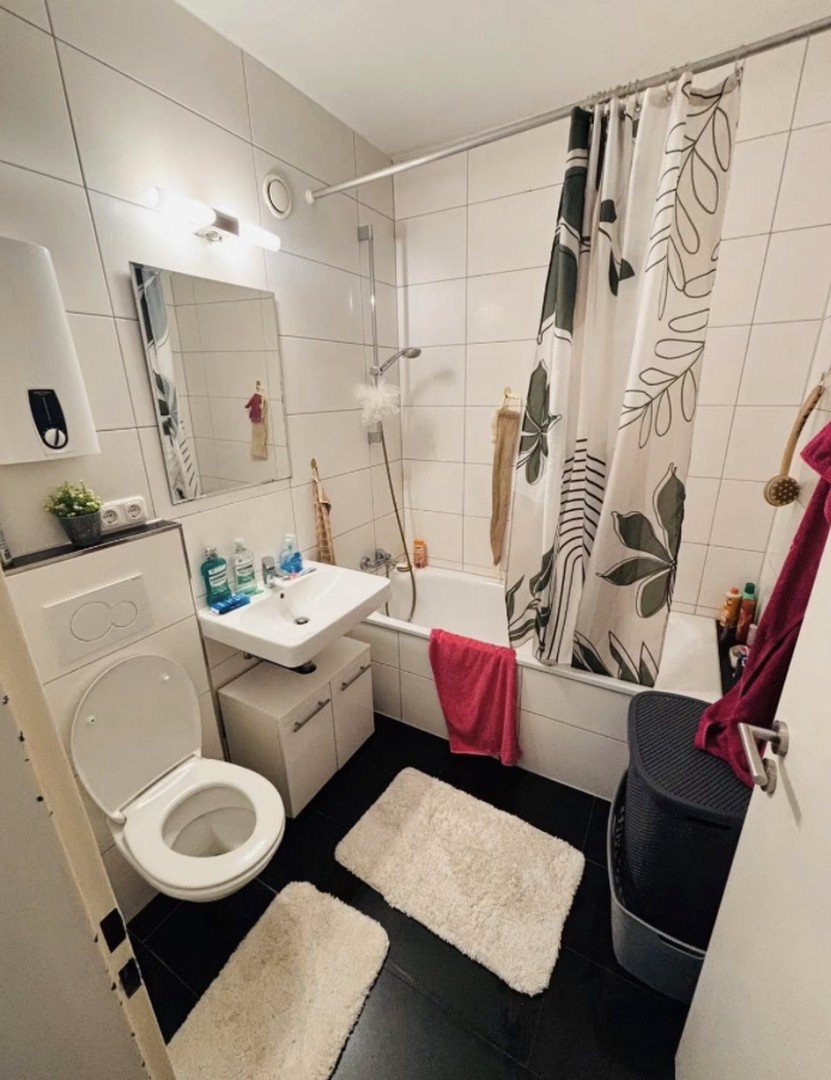 Toilette mit Badewanne