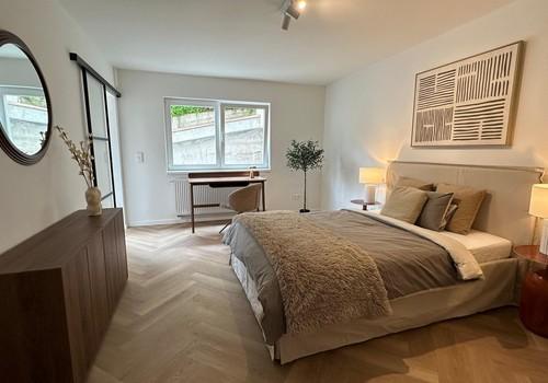 Schlafzimmer mit Arbeitsplatz