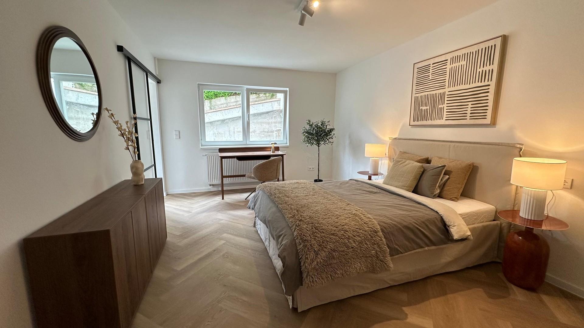 Schlafzimmer mit Arbeitsplatz