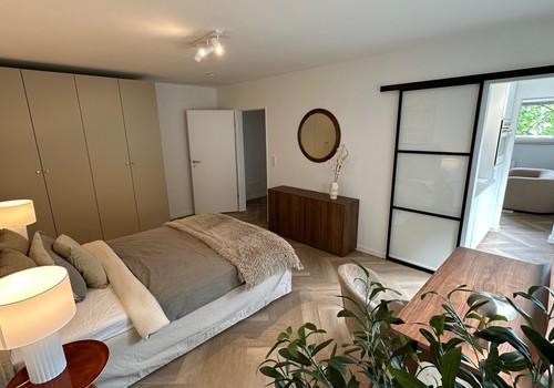 Schlafzimmer mit Arbeitsplatz