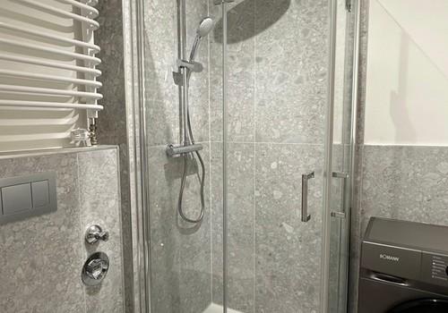 Badezimmer mit Waschmaschine