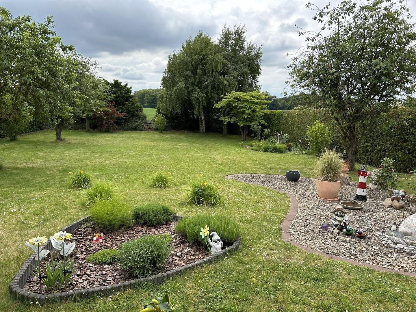 Garten und Blick über das Feld