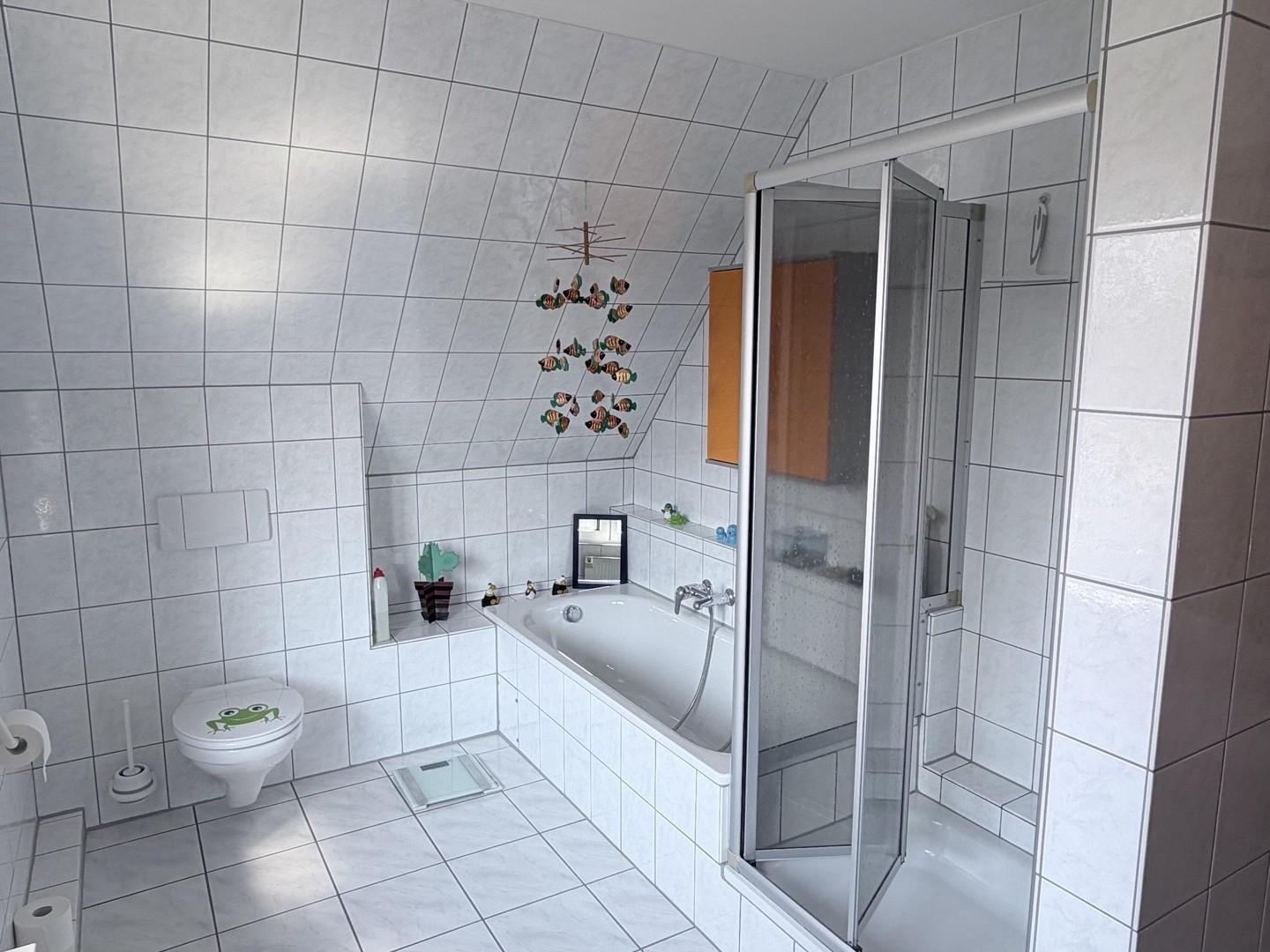 Bad mit Dusche und Wanne