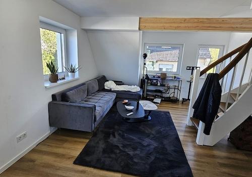 Wohnzimmer mit drei Fenstern