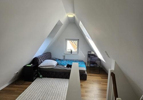 Schlafzimmer mit drei Fenstern