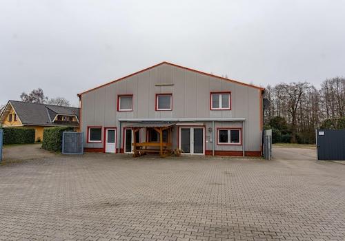 Büro mit Parkplatz