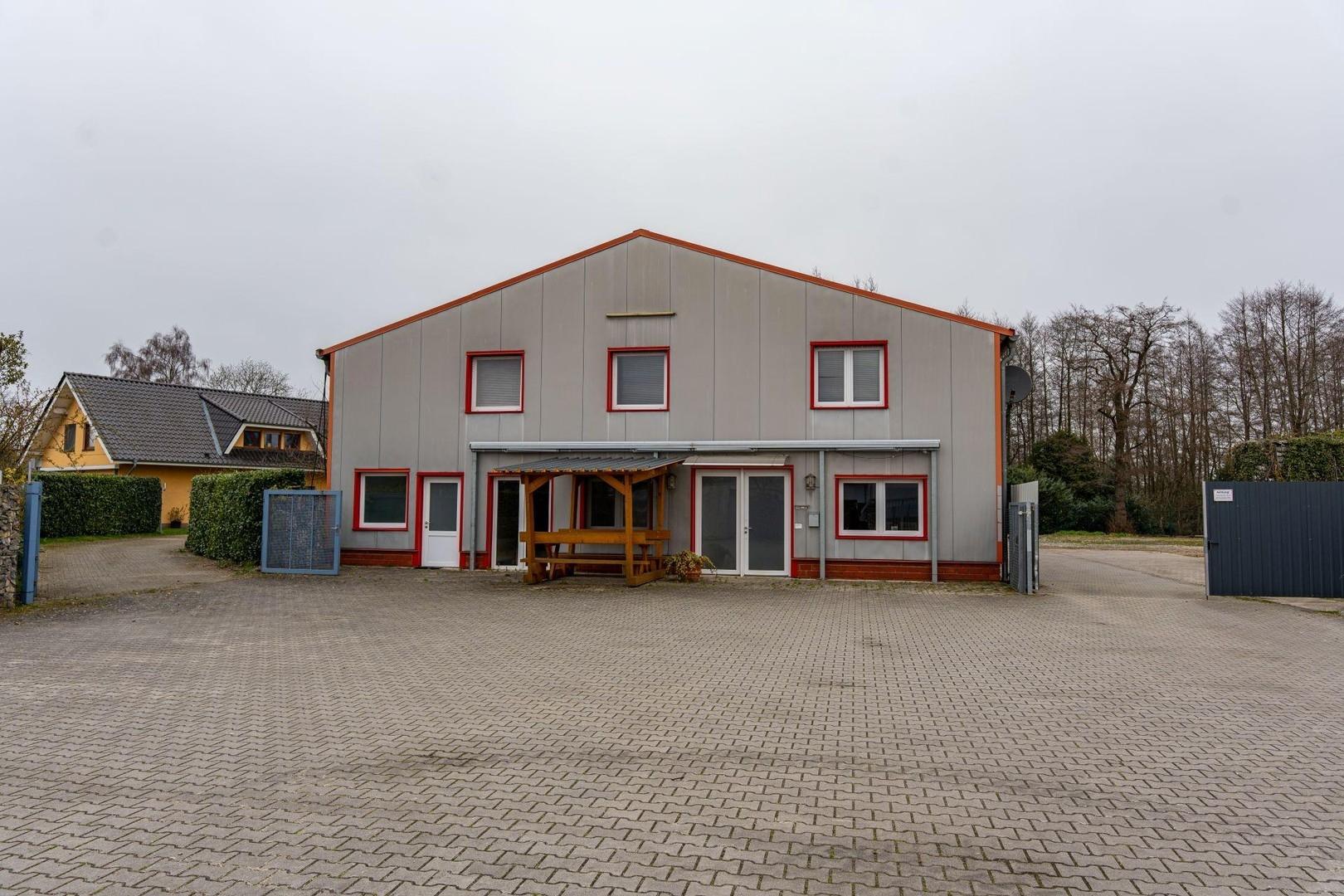 Büro mit Parkplatz