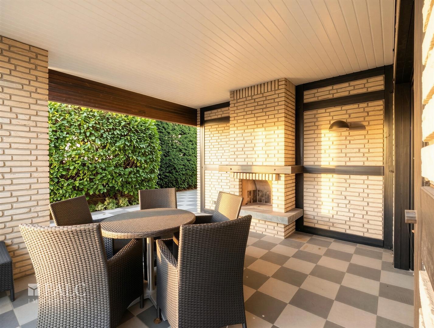Terrasse mit Kamin