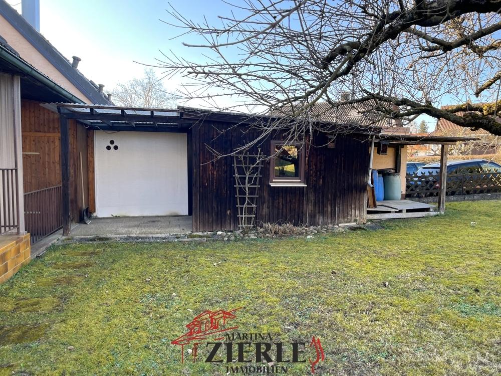 15- Gartenhütte mit überdachtem Außensitz