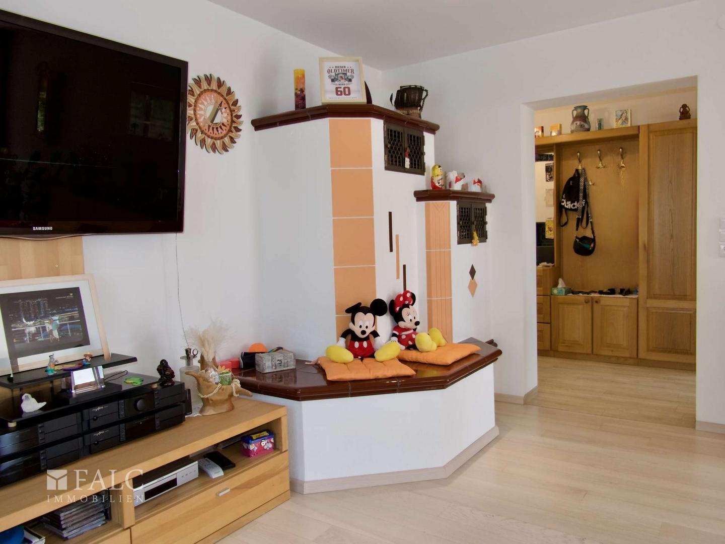 EG: Wohnzimmer, Kachelofen