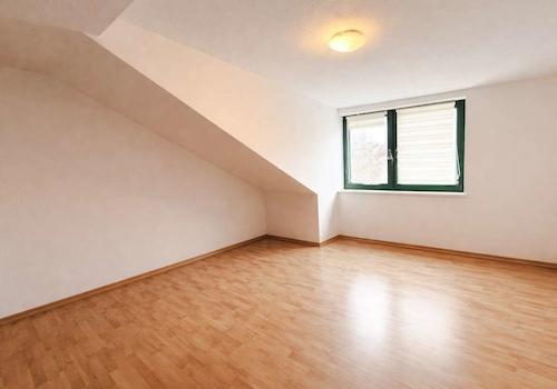 Wohnzimmer mit Tageslicht