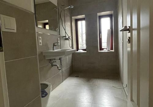 Bad mit Dusche (wird aktual.)