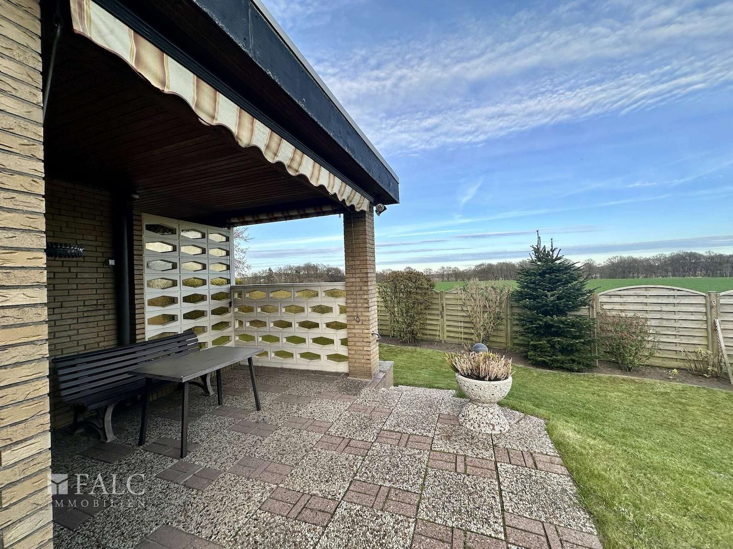 Terrasse mit Blick in die Wiesen