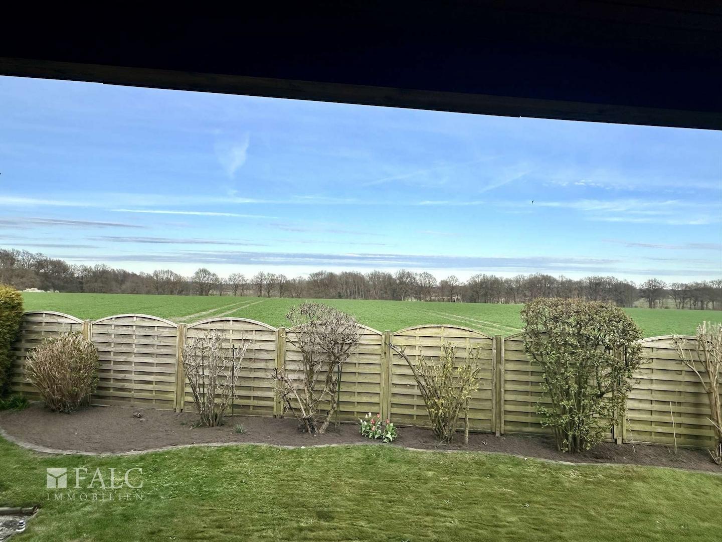 Blick von der Terrasse über die Felder