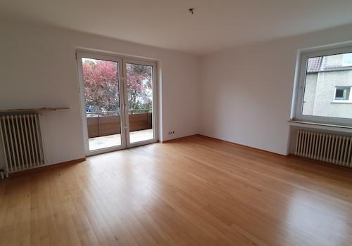 Wohnzimmer, Blick zum Balkon