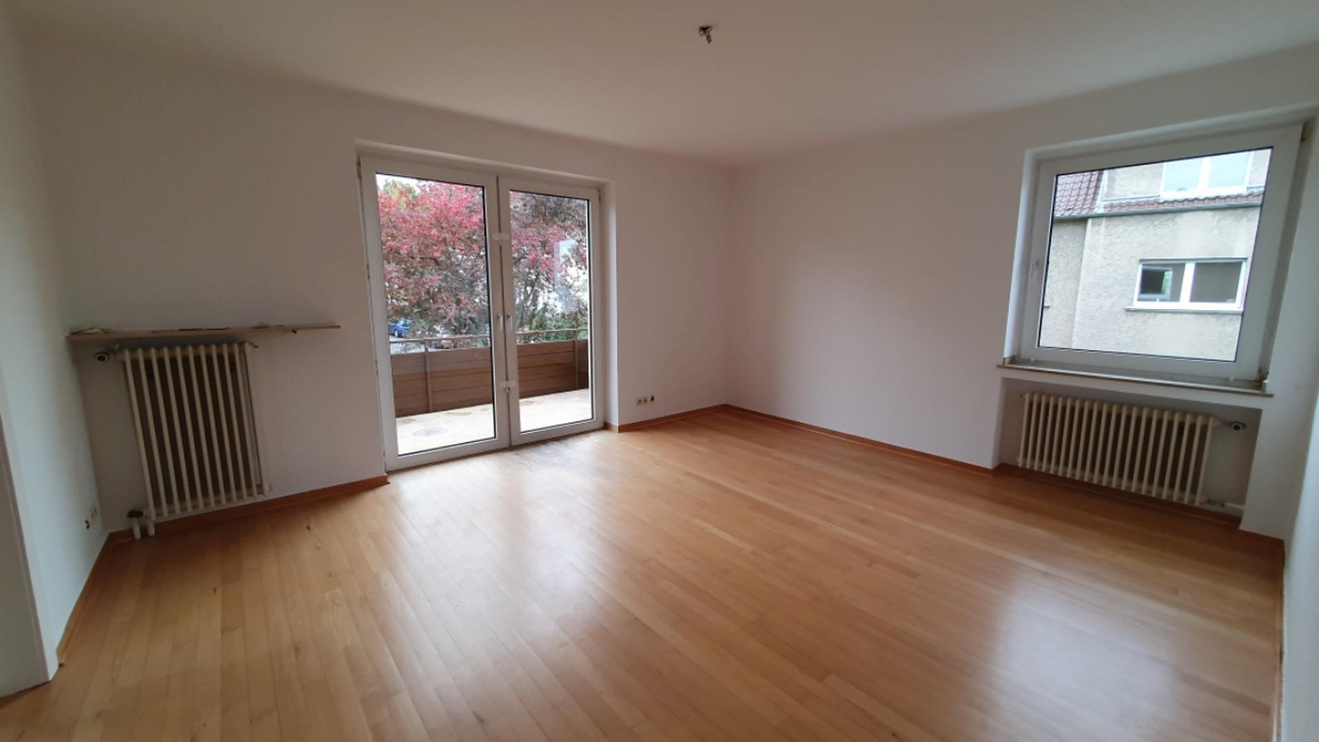 Wohnzimmer, Blick zum Balkon