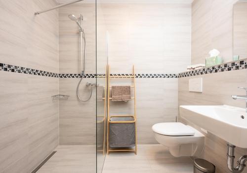  1 Badezimmer mit Walk-in-Dusc