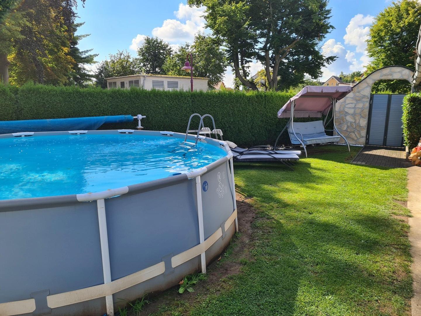 Pool + Garten