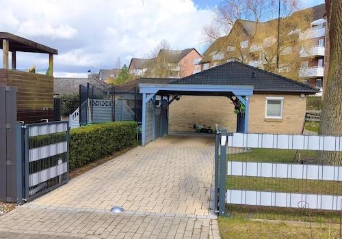 Zufahrt 1 mit Carport 