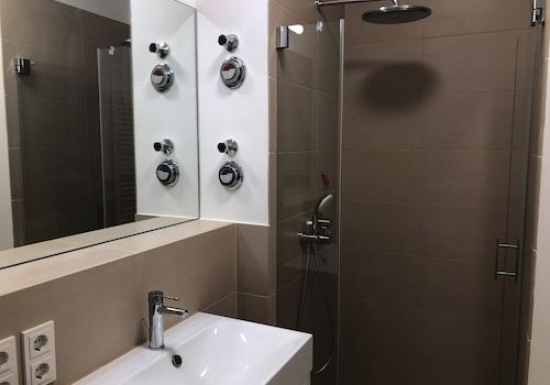 Badewanne u. zusätzlich Dusche
