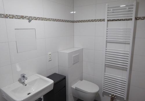 Hänge WC und Handtuchheizkörpe