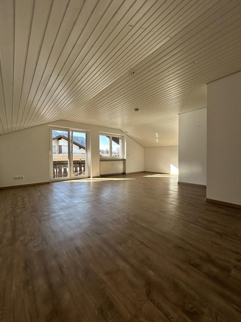 Wohn-/Esszimmer mit Balkon