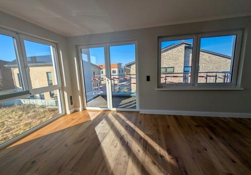 Zimmer im Obergeschoss mit Balkon