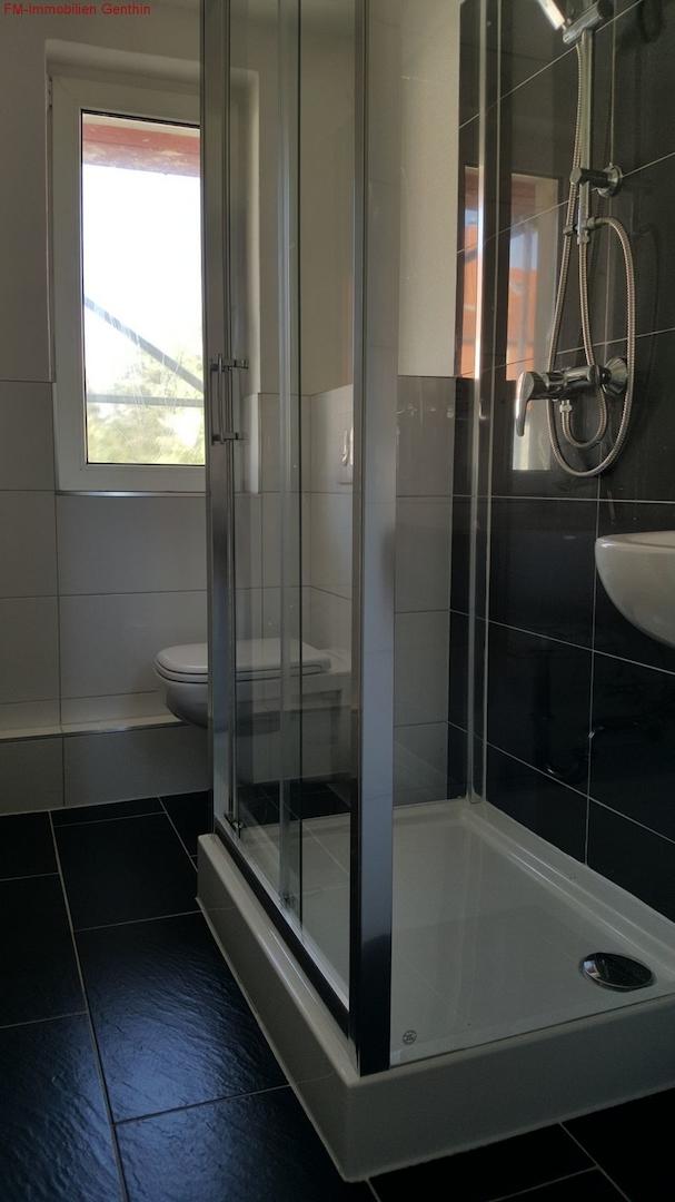 Wohlfühlbad Bad mit Dusche und Fenster