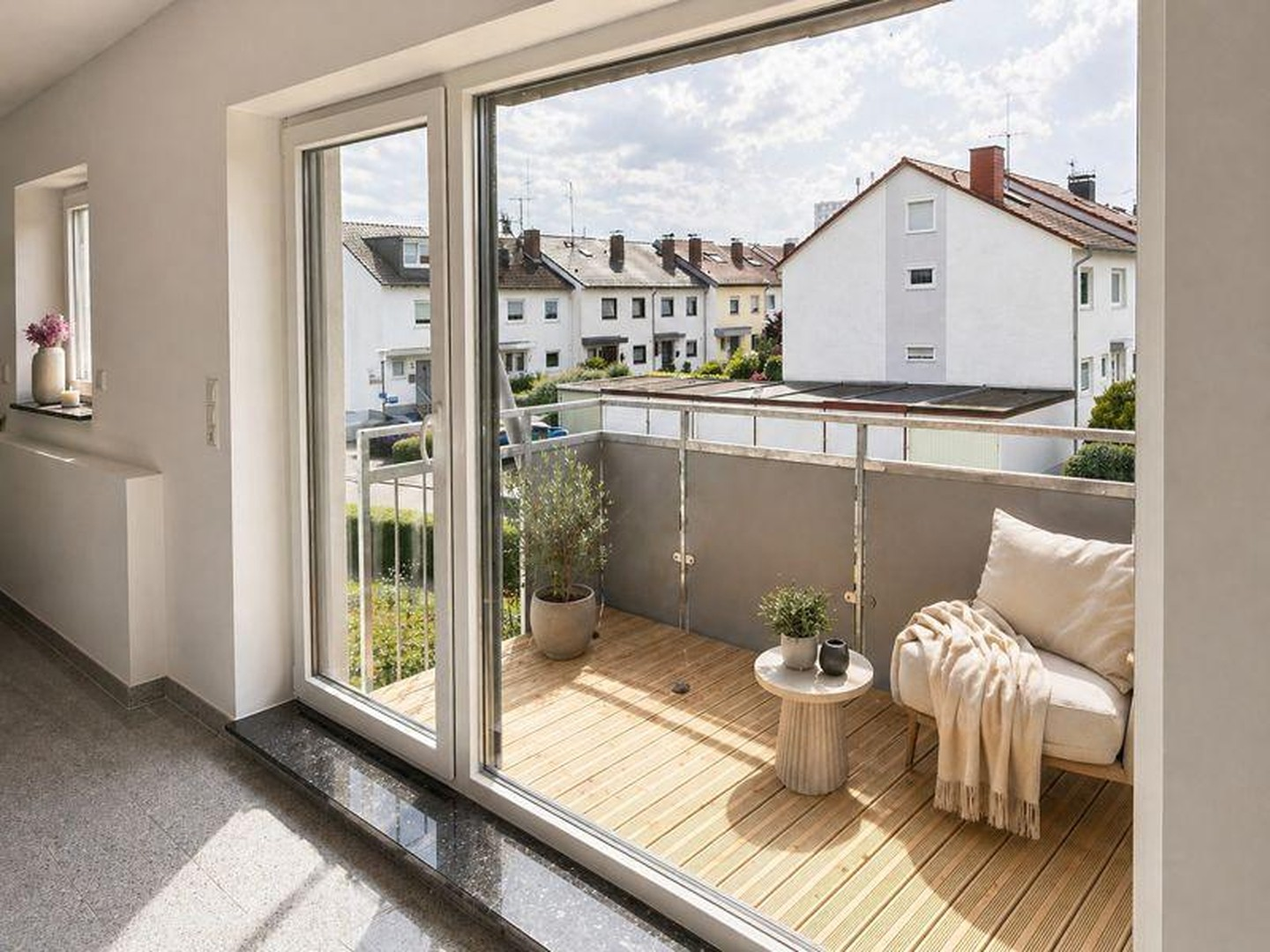 Balkon KI möbliert