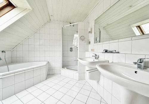 2. Haus – OG / helles Vollbad