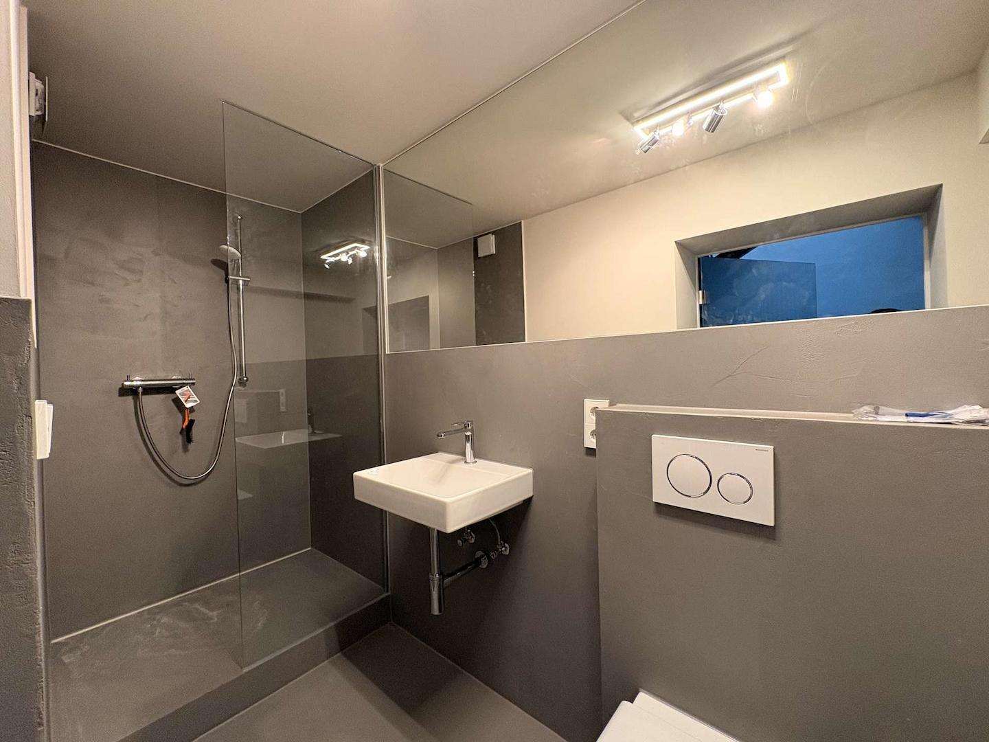 Bad mit Dusche im UG