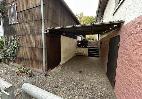 überdachter Stellplatz im Hof