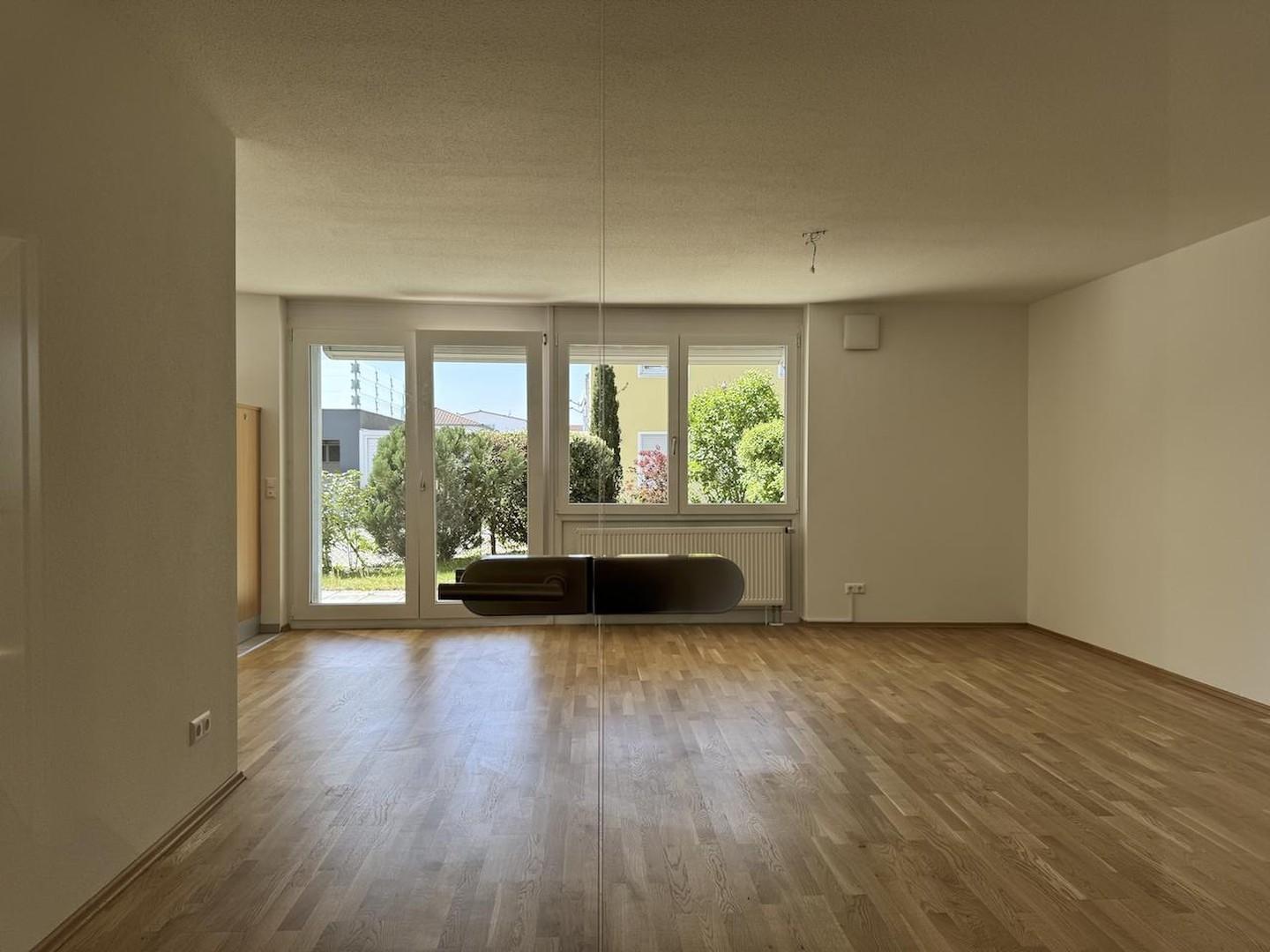 Blick durch Glastüre ins WZ