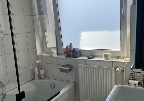 Tageslichtbad mit Badewanne