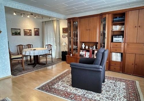 großzügiges Wohnzimmer mit Essplatz
