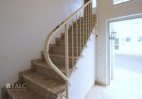Treppe ins 1. OG links