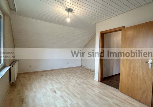 Wohnzimmer/ Schlafzimmer im DG