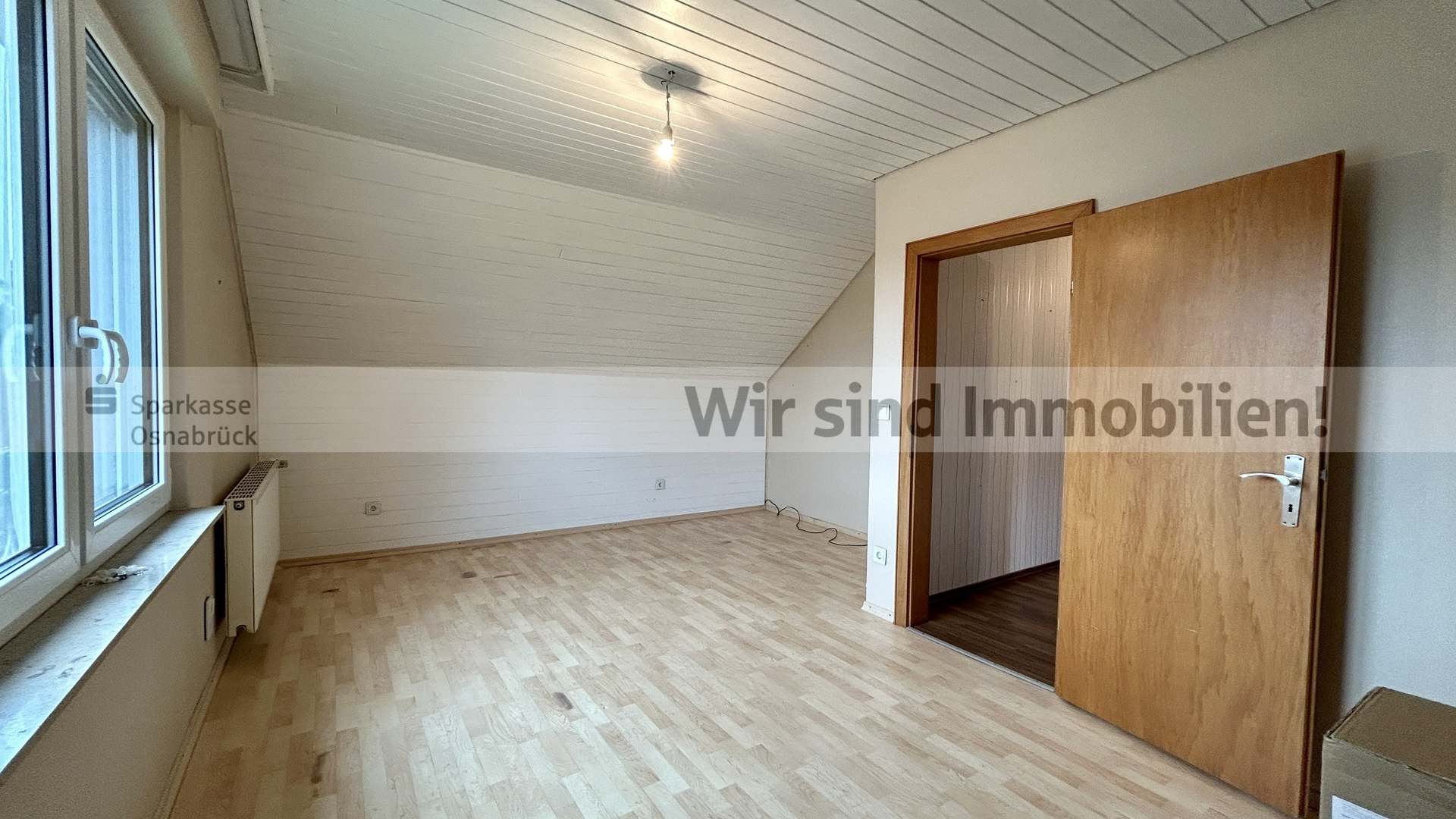 Wohnzimmer/ Schlafzimmer im DG