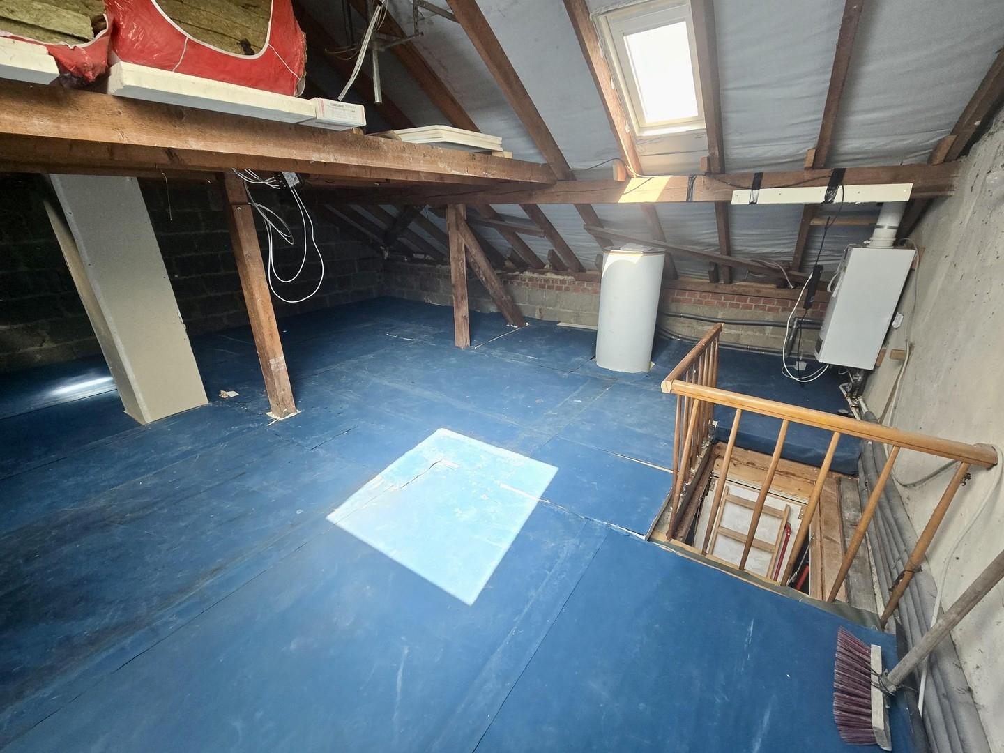 Dachboden mit Heizung-Warmwass