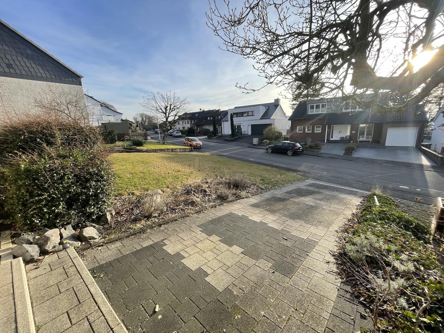 Blick vom Haus Richtung Straße