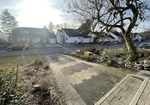 Blick Richtung Straße/Auffahrt