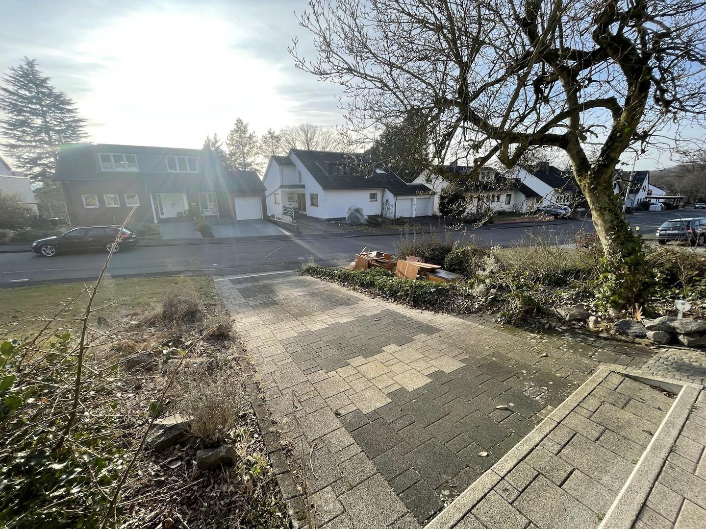 Blick Richtung Straße/Auffahrt