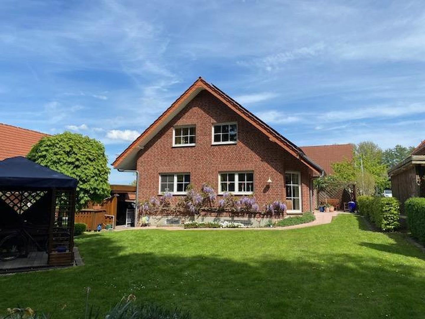 Westseite mit Garten
