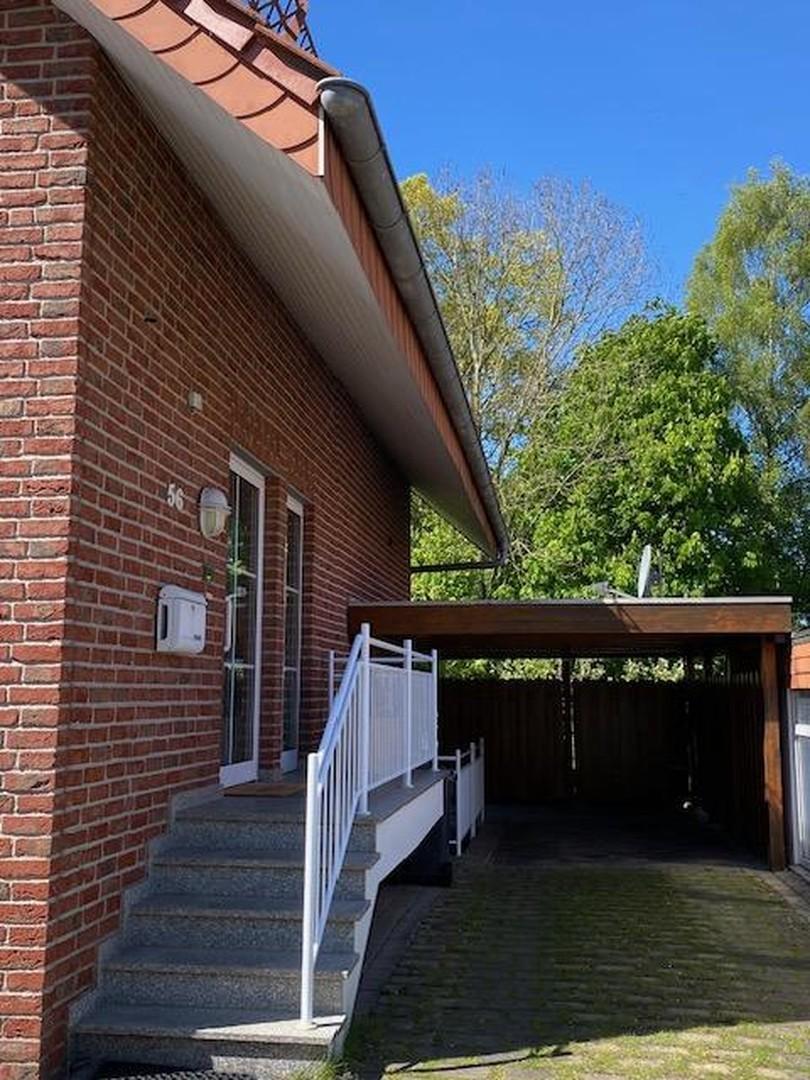 Eingang und Carport