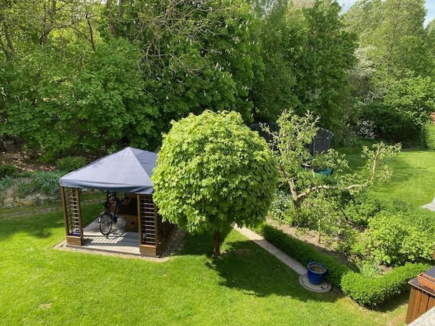 Garten mit Pavillon