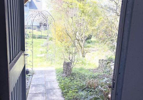 Blick in Garten von Garage aus