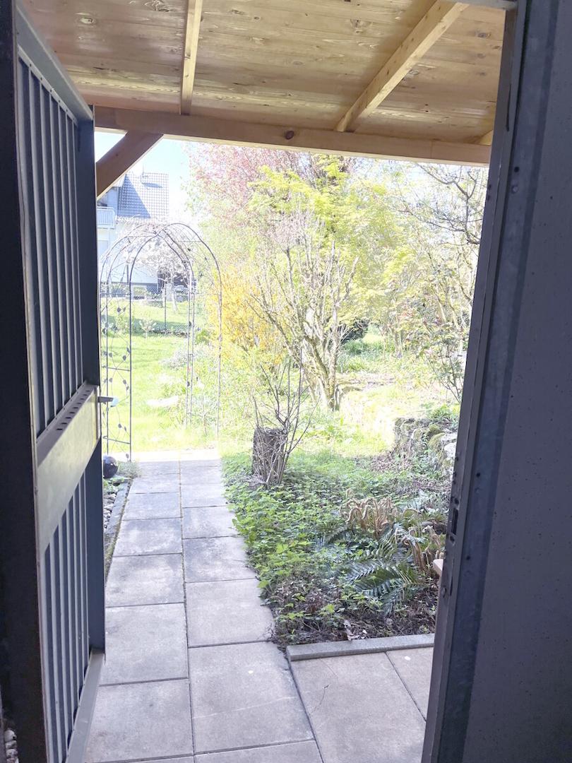 Blick in Garten von Garage aus