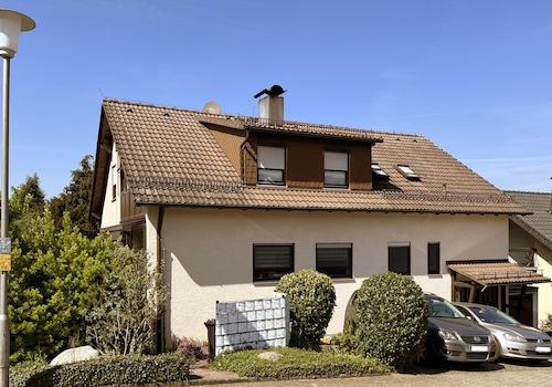 Straßenansicht von links