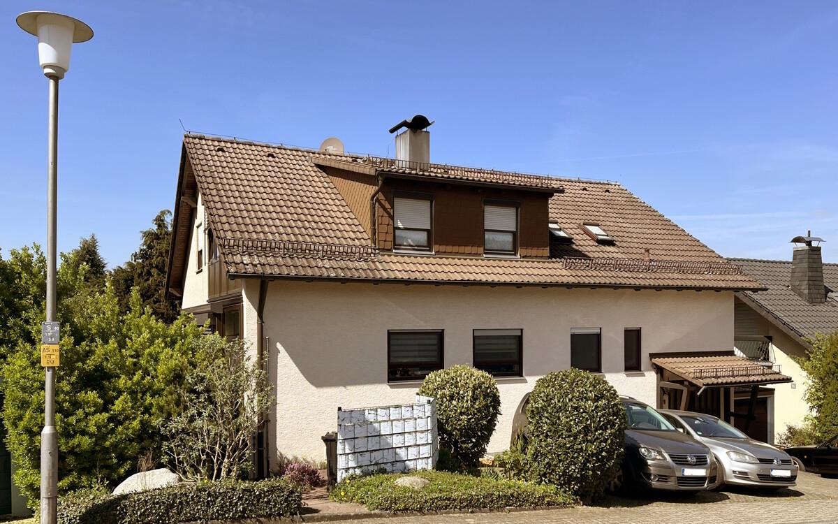 Straßenansicht von links