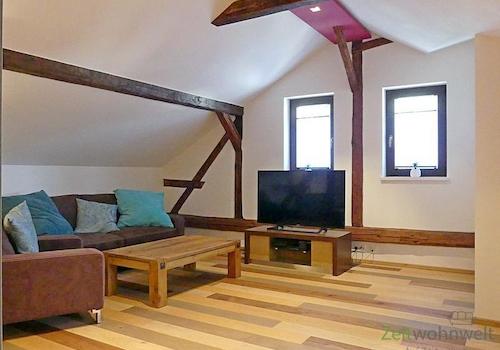 großzügiges Wohnzimmer